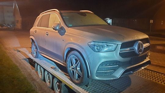 Mercedes za 300 tys. zł skradziony w Niemczech. Straż Graniczna zatrzymała lawetę