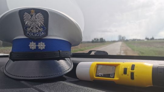 Miał 2 promile, spowodował kolizję i uciekł. Policjanci zatrzymali go w Kalinowie
