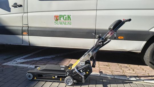 Miasto Suwałki rozszerza ofertę przewozu osób niepełnosprawnych – teraz także z pomocą schodołazu ♿