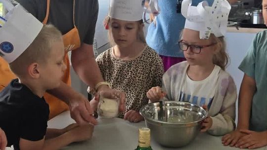Międzypokoleniowe warsztaty w Nowej Wsi. Seniorzy zdradzili dzieciom sekrety idealnej pizzy