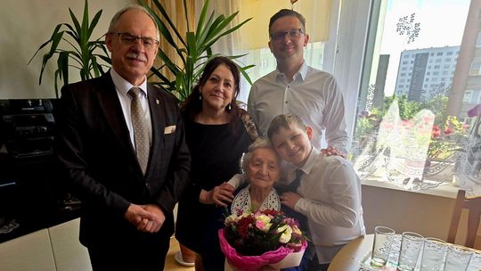 🎉 Mieszkanka Suwałk skończyła 100 lat. Jubilatkę odwiedził prezydent miasta