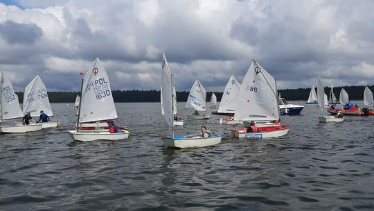 Młodzi żeglarze z sukcesami! Liga Małego Optymista w Augustowie za nami ⛵