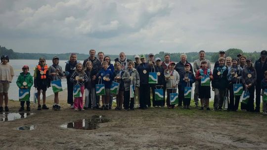 Młodzi żeglarze z Suwałk triumfują w Augustowie. Zwycięstwo w regatach Małej Ligi Optymista