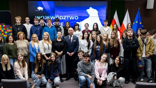 Młodzież z Polski i Słowacji w urzędzie marszałkowskim. Lekcja samorządu od kuchni