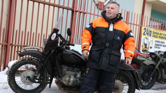 Motocyklem dookoła Polski dla Marcina. Michał Kapuściński ruszył z misją 💙🏍️