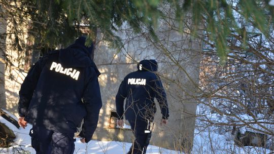 Mróz nie odpuszcza. Policja patroluje pustostany i apeluje: reagujcie! ❄️🚔 Mróz nie odpuszcza. Policja patroluje pustostany i apeluje: reagujcie! ❄️🚔