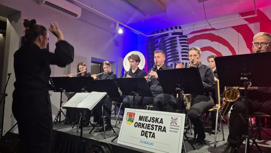 Muzyczny Zawrót Głowy w Suwałkach. Miejska Orkiestra Dęta zagrała dla mieszkańców