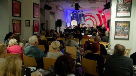 „Muzyczny Zawrót Głowy” w Suwałkach. Miejska Orkiestra Dęta zagrała w Kawiarence Artystycznej