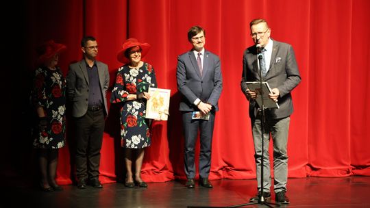 Muzyka połączyła pokolenia – podsumowanie 6. Artystycznych Spotkań Pokoleń z okazji Ogólnopolskiego Dnia Seniora Muzyka połączyła pokolenia – podsumowanie 6. Artystycznych Spotkań Pokoleń z okazji Ogólnopolskiego Dnia Seniora