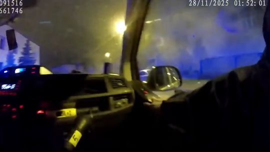 🚨 Na rękach wynieśli kobietę z zadymionego domu. O krok od tragedii 🚨 Na rękach wynieśli kobietę z zadymionego domu. O krok od tragedii