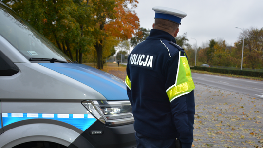 Niebezpieczne zdarzenia ze zwierzyną leśną. Policja apeluje o ostrożność na drogach! 🚗