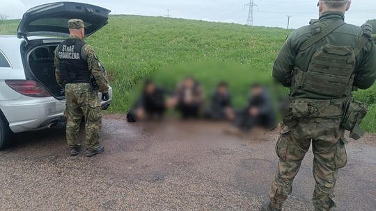 🚨 Nielegalna migracja na granicy polsko-litewskiej. Funkcjonariusze ujawnili 14 cudzoziemców i zatrzymali kurierów