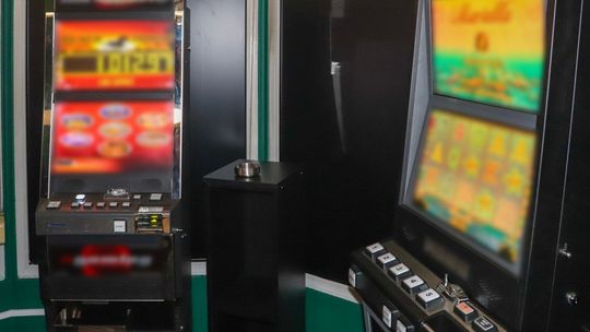 Nielegalny salon gier zlikwidowany. Akcja KAS i policji w Łapach