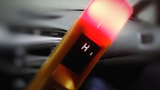 🚨 Nietrzeźwa przyjechała po dziecko do szkoły. Ukryła się w toalecie