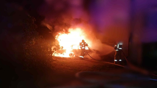 Nietrzeźwy wsiadł za kierownicę – samochód spłonął po uderzeniu w dom!