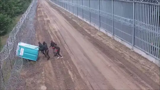 🚧 Nietypowa próba sforsowania granicy. Imigranci wykorzystali… przenośną toaletę