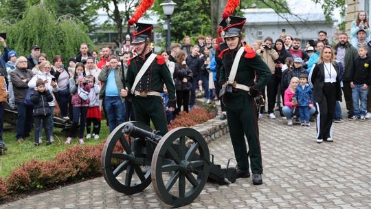 Noc Muzeów w Klubie 14. Suwalskiego Pułku Przeciwpancernego trwa. Za uczestnikami już wystrzał z armaty 💥 Noc Muzeów w Klubie 14. Suwalskiego Pułku Przeciwpancernego trwa. Za uczestnikami już wystrzał z armaty 💥
