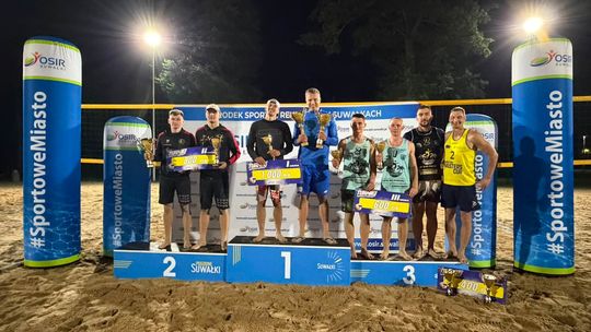 Nocna walka na piasku. 13 drużyn rywalizowało w Turnieju Siatkówki Plażowej w Suwałkach