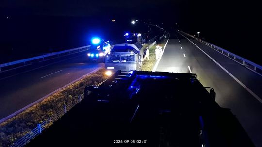 Nocne zdarzenie drogowe na S-61. Na miejscu służby ratunkowe
