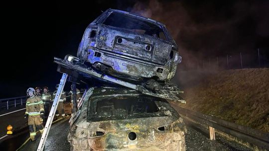 Nocny pożar na S61. Płonęła laweta z samochodami