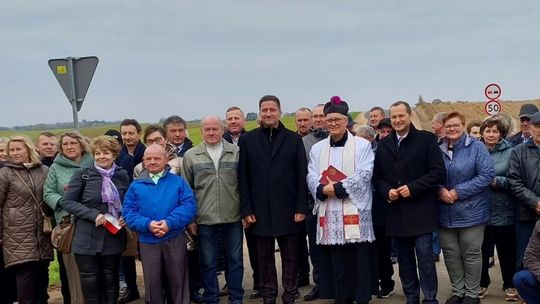 🚜 Nowa droga w Tajnie Starym już otwarta! Poseł Jacek Niedźwiedzki: „To inwestycje, które realnie zmieniają życie mieszkańców”