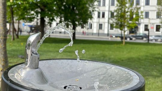 Nowe źródełko wody pitnej w Suwałkach – ugaś pragnienie w centrum miasta! 💧