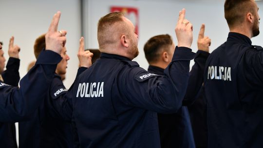 👮‍♂️👮‍♀️ Nowi stróże prawa złożyli ślubowanie – 26 funkcjonariuszy w podlaskiej Policji