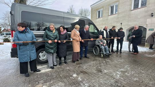 Nowy bus dla ŚDS w Białej Wodzie. Symboliczne przekazanie i przecięcie wstęgi