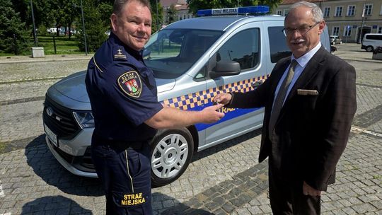 Nowy ekologiczny radiowóz Straży Miejskiej w Suwałkach. Auto wesprze codzienną służbę funkcjonariuszy