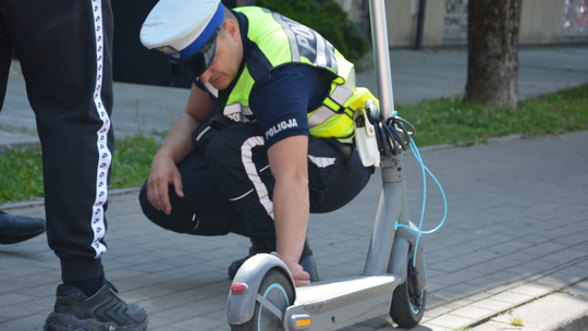 🚨 Obywatelskie zatrzymanie pijanego kierowcy hulajnogi w Suwałkach 🚨