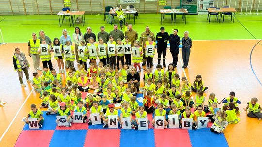 „Odblaskowa Szkoła” w Gibach! Uczniowie działają na rzecz bezpieczeństwa w ruchu drogowym 🚸 „Odblaskowa Szkoła” w Gibach! Uczniowie działają na rzecz bezpieczeństwa w ruchu drogowym 🚸