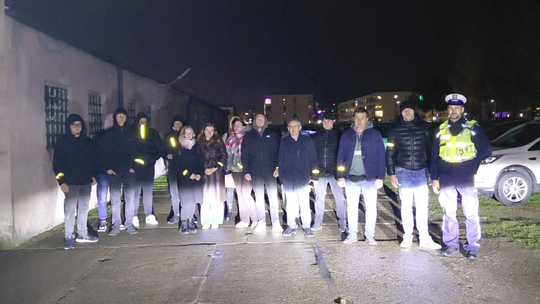 Odblaskowy eksperyment w Suwałkach – studenci sprawdzili, jak bardzo widać pieszych po zmroku 🚶♂️✨ Odblaskowy eksperyment w Suwałkach – studenci sprawdzili, jak bardzo widać pieszych po zmroku 🚶♂️✨