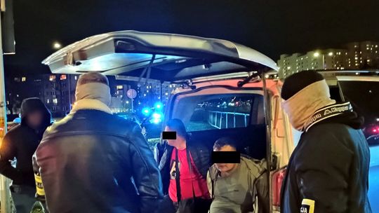 Ośmiu mężczyzn zatrzymanych za kradzieże samochodów na terenie całej Polski Ośmiu mężczyzn zatrzymanych za kradzieże samochodów na terenie całej Polski