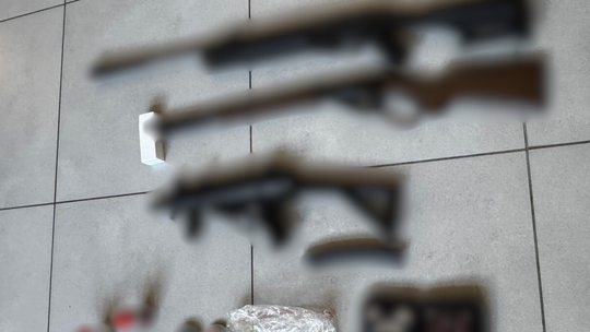 Ostrzelał wiatrówką samochód i klatkę schodową. Policjanci ustalili sprawcę