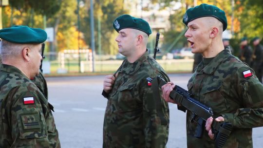 Otrzymali broń i rozpoczęli kolejny etap służby. Uroczyste wręczenie żołnierzom VIII turnusu