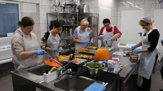 🎃 Pachniało dynią w Sobolewie! Uczestnicy warsztatów kulinarnych przygotowali jesienne przysmaki 🍲 🎃 Pachniało dynią w Sobolewie! Uczestnicy warsztatów kulinarnych przygotowali jesienne przysmaki 🍲