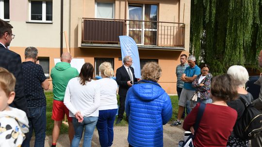 Parking zamiast starego placu zabaw? Mieszkańcy Osiedla II zabrali głos. Miasto pokazało wstępne projekty