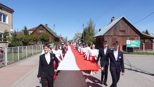 Patriotyczny pochód z 50-metrową flagą w Filipowie