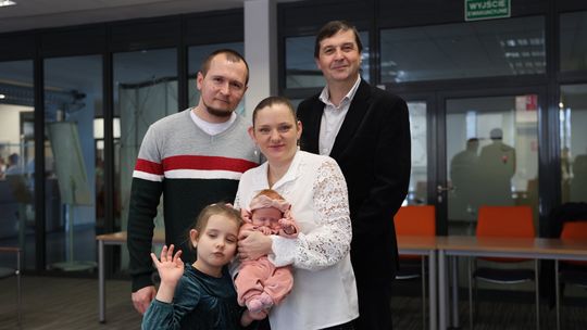 Pierwsza mieszkanka Gminy Suwałki powitana wyprawką