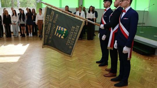 Pierwszoklasiści złożyli uroczyste ślubowanie. Nowy etap nauki rozpoczęty