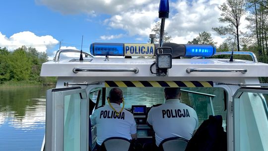 Pijany sternik zatrzymany na jeziorze Białym. Płynął z pasażerami i złamał zakaz żeglugi