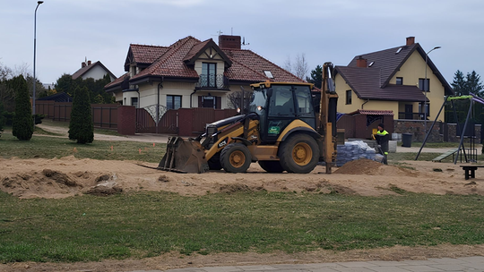 Place zabaw w Suwałkach po zimie sprawdzone. Trwają przeglądy i drobne naprawy