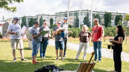 Plener malarski w Suwałkach połączył pokolenia. Wyjątkowe spotkanie uczestników Pracowni Sztuk Pięknych