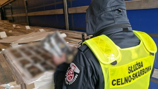 Podlaska KAS przejęła miliony podrobionych akcesoriów do produkcji papierosów