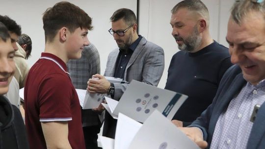 🎓💼 Podsumowanie I edycji płatnych staży uczniowskich! 🚀🤝 🎓💼 Podsumowanie I edycji płatnych staży uczniowskich! 🚀🤝