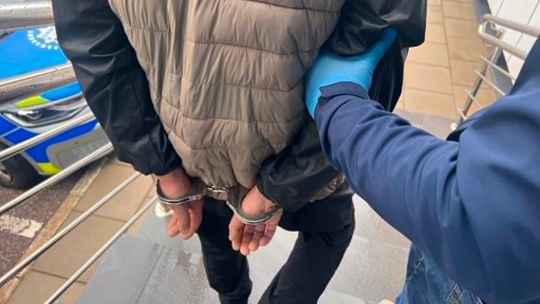 Pół kilograma narkotyków w mieszkaniu i garażu. Suwalscy kryminalni zatrzymali mężczyznę