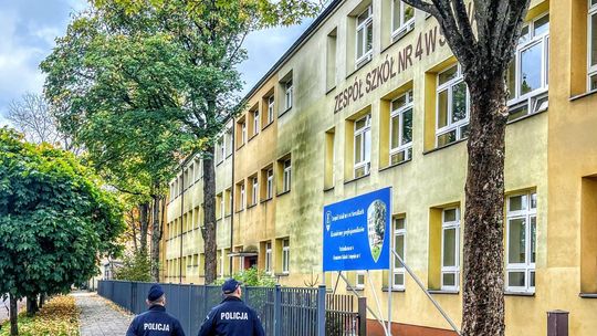 Policja nadal patroluje okolice szkół w Suwałkach. Funkcjonariusze sprawdzają niepokojące doniesienia