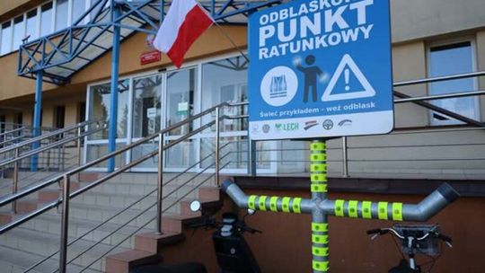 Policja w Suwałkach zachęca do noszenia odblasków. Przed komendą działa specjalny punkt