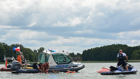 Policjanci ćwiczyli ratownictwo wodne na Jeziorze Wigry. Doskonalili działania w sytuacjach zagrożenia