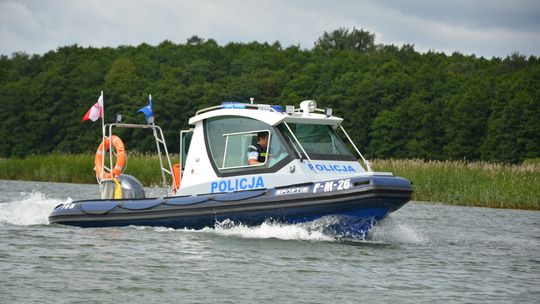 Policjanci pilnują bezpieczeństwa nad wodą. Na Suwalszczyźnie trwają patrole